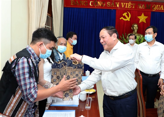Bộ trưởng Nguyễn Văn Hùng tặng quà cho tỉnh và thăm hỏi, động viên, tặng quà cho các nghệ nhân tiêu biểu 